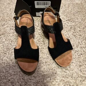 Almost New Ladies Kaytie Black T-Strap 9M Sandal